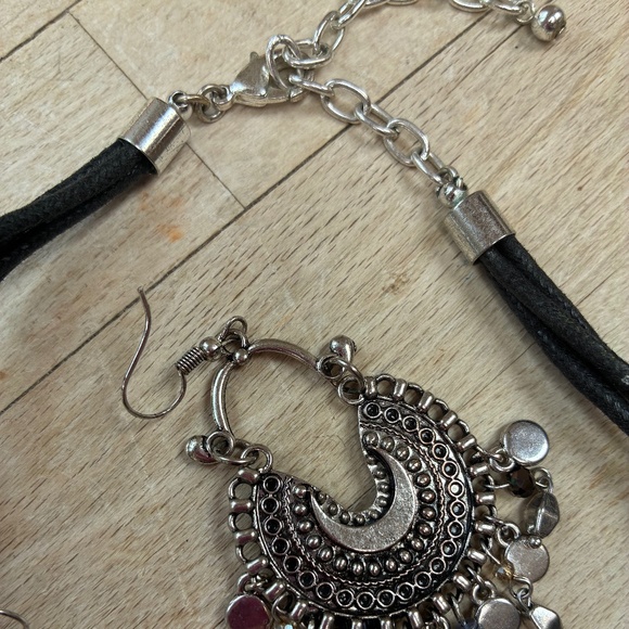 Matching Necklace & Earrings Set. Silver Tone w/ Black Beads - Picture 4 of 4